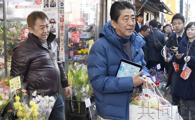 安倍刷二维码购物 首次体验无现金支付